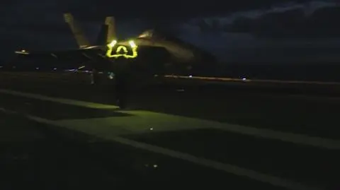 Nocny spektakl na lotniskowcu