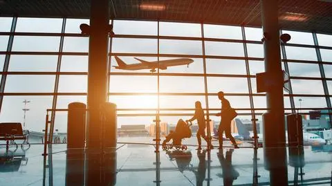 lotnisko para dziecko wózek terminal samolot odprawa lot shutterstock_467358152