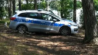 Staczający się radiowóz przygniótł policjantkę