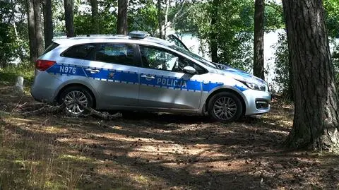 Próbowała zatrzymać radiowóz staczający się do jeziora. Policjantka wpadła pod auto, straciła przytomność