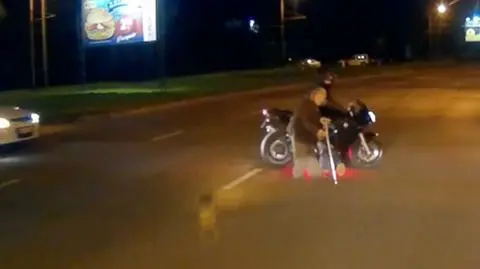 Zablokował ulicę motorem, by ratować babcię. Policja nie będzie go ścigać 