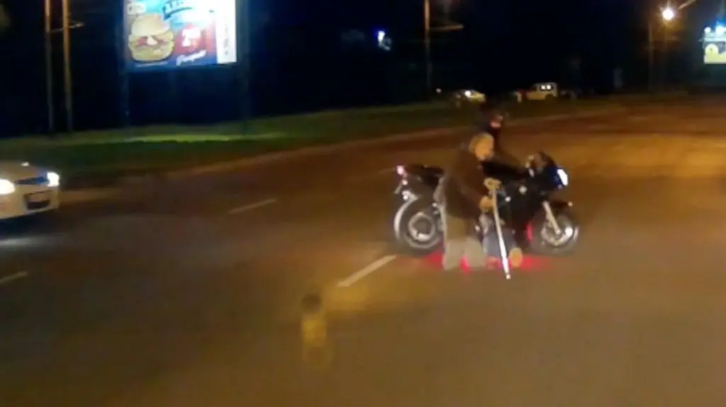 Zablokował ulicę motorem, by ratować babcię. Policja nie będzie go ścigać 