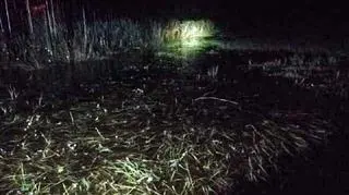 Poszukiwany 86-latek leżał na podmokłej łące 50 metrów od domu