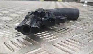 Zabezpieczona broń to pistolet hukowy