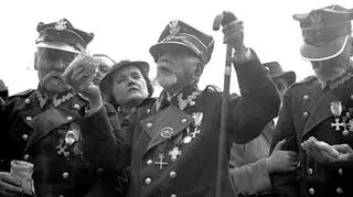 Weterani powstania styczniowego na budowie kopca imienia marszałka Józefa Piłsudskiego na Sowińcu w Krakowie, 1936