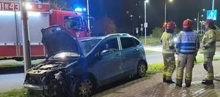 Kierowca przejechał przez środek ronda i zatrzymał się na latarni