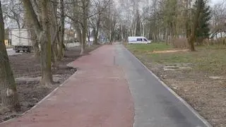 Krzywa ścieżka rowerowa w Jaworznie zabiera miejsce pieszym