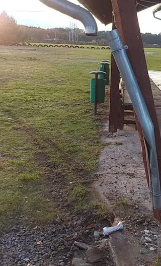 Słup podbierający budynek szatni jest urwany
