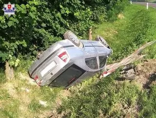 Auto dachowało w przydrożnym rowie