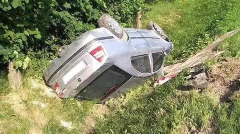 Wiozła dwójkę małych dzieci, była pijana. Jej auto dachowało