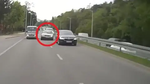 Niebezpieczne manewry na zatłoczonej ulicy. Kierowca slalomem wyprzedzał inne auta. Nagranie