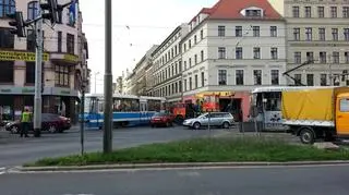 Tramwaj wykoleił się na środku skrzyżowania