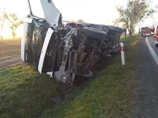 Ciężarówka przewróciła się do rowu