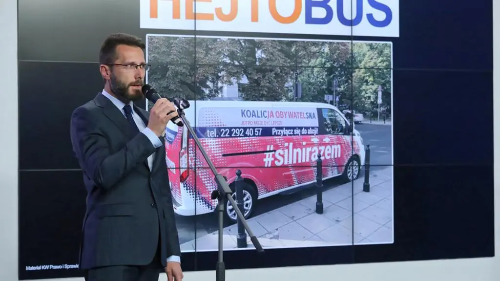 Politycy PiS mówią o hejtobusie Koalicja Obywatelska odpowiada