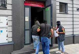 Mężczyzna został doprowadzony do prokuratury, gdzie usłyszał zarzut zabójstwa w warunkach recydywy