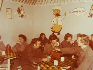 Bar zakładowy Miejskiego Przedsiębiorstwa Komunikacyjnego w Poznaniu. Połowa lat 70. 