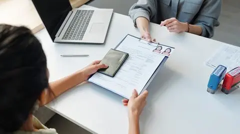 "Na wizytę w konsulacie czekają nawet rok". Jak przebiega procedura ubiegania się o wizę