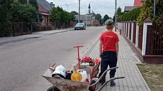 Młodzi ludzie patrolują ulice Nowogrodu 
