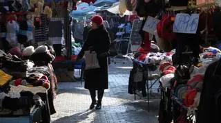 Na targowisku przy ZIelińskiego kupujący w deszcz mokną