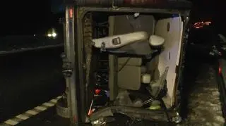 Wypadek na S7. Dachował bus, sześć osób w szpitalu 