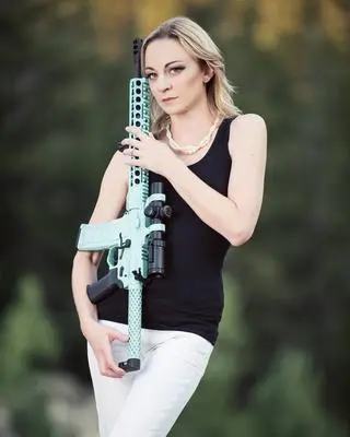 Kristine ze swoim ulubiony turkusowym AR-15