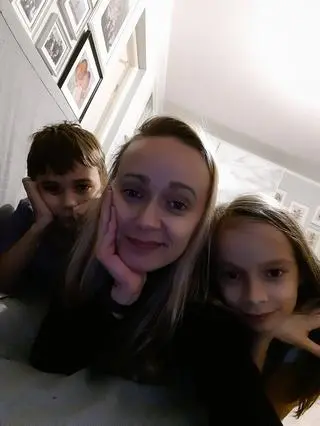 "Beata ma wadę słuchu w jednym uchu rzędu 70 decybeli - w terminologii medycznej na pograniczu średniego i dużego niedosłuchu, na drugie ucho nie słyszy nic."