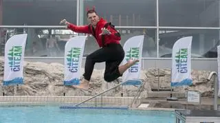 Aktualnie czytasz: Skok i plusk! Superman w wodzie