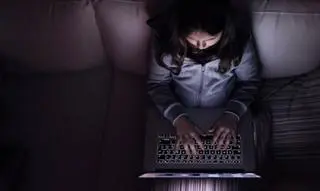 Większość rodziców nie zwraca uwagi na to, co ich dzieci oglądają w internecie