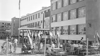 Uroczystości z okazji wojewódzkiej inauguracji roku szkolnego 1975—76 na terenie Szkoły Podstawowej nr 19 na Ratajach