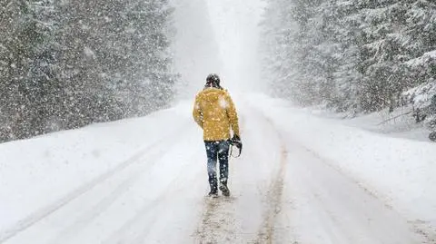 Śnieg, śnieżyca, intensywne opady śniegu, droga