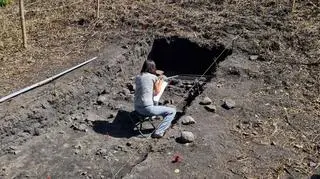 Tu, gdzie siedzi rysująca warstwy archeolożka, mogło być już wnętrze grodu