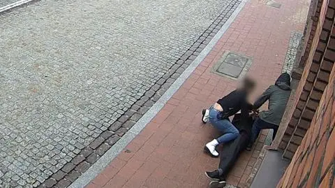 Po wyjściu z komisariatu upadł na chodnik i dostał drgawek. Pomogli mu policjanci