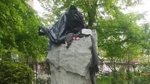 Zbezczeszczony pomnik księdza Jerzego Popiełuszki w Nowym Jorku