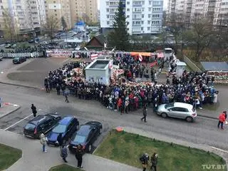 Uczestnicy protestu na placu Przemian. Zdjęcie w 15 listopada zeszłego roku  