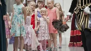Przyjechali z różnych stron Polski. Z Lublina, Małopolski. I z Wrocławia. Uczą się emisji głosu, zachowania na scenie, gestów, które mogą się przydać podczas pokazów. Przede wszystkim jednak zgłębiają tajniki układów tanecznych.