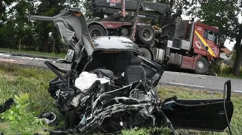 Kierowca osobówki nie przeżył zderzenia z ciężarówką 
