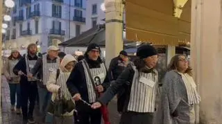 Uczestnicy marszu przebraniami nawiązali do więźniów obozów koncentracyjnych