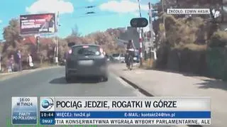 Pociąg jedzie, rogatki w górze