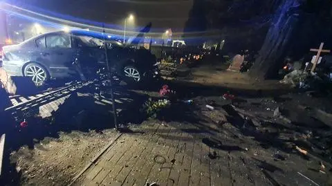 Auto staranowało płot i wpadło na teren cmentarza