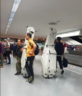 Muzycy Sinfonii Varsovii na lotnisku Tokio Narita. Kontrabasy w "pancernych" futerałach