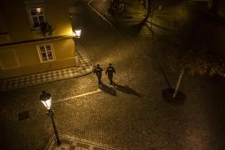 Policjanci na pustych ulicach Pragi