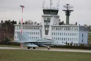 F-18 w Łasku. Szef MON: to wyraźny symbol wsparcia sojuszniczego
