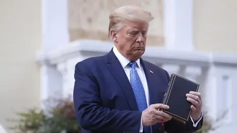 Donald Trump sprzedaje Biblie. Po 60 dolarów za sztukę 