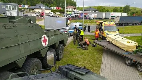 "Zaparkowana laweta stoczyła się z posesji, 47-latek dostał się pod koła"