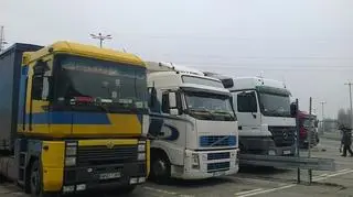Niektórzy kierowcy czekają od soboty