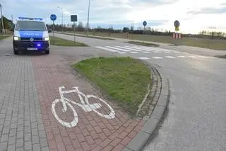 Dwaj bracia jechali hulajnogą, jeden z nich trafił do szpitala