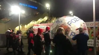 Kibice z zainteresowaniem podchodzą do piłki 