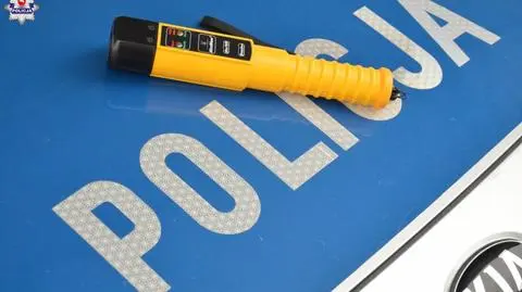 "Chłopaki, pomożecie?". Pijany wjechał do rowu, o ratunek poprosił policjantów