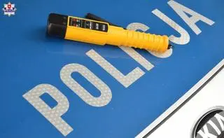 Policjanci od razu zauważyli, że mężczyźni byli pijani 