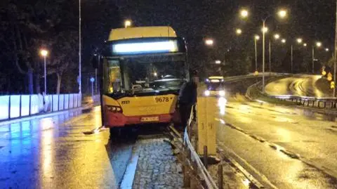 Zderzenie na Wisłostradzie. Autobus uderzył w barierki